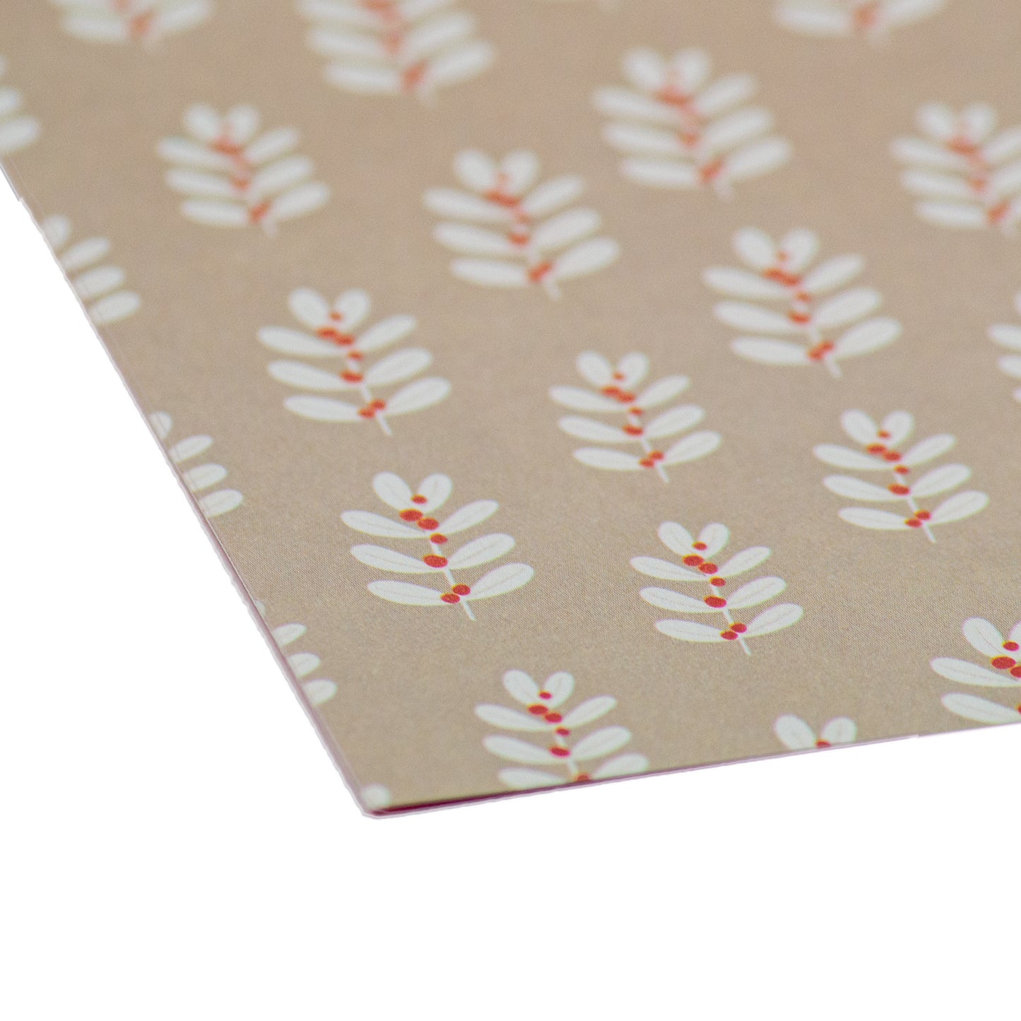 Makroaufnahme: Detailreiche Ansicht der zarten Zweige mit kleinen Früchten auf taupefarbenem Hintergrund des Helles Taupe Designerpapiers von Stanzi – perfekt für feine, kreative Details.