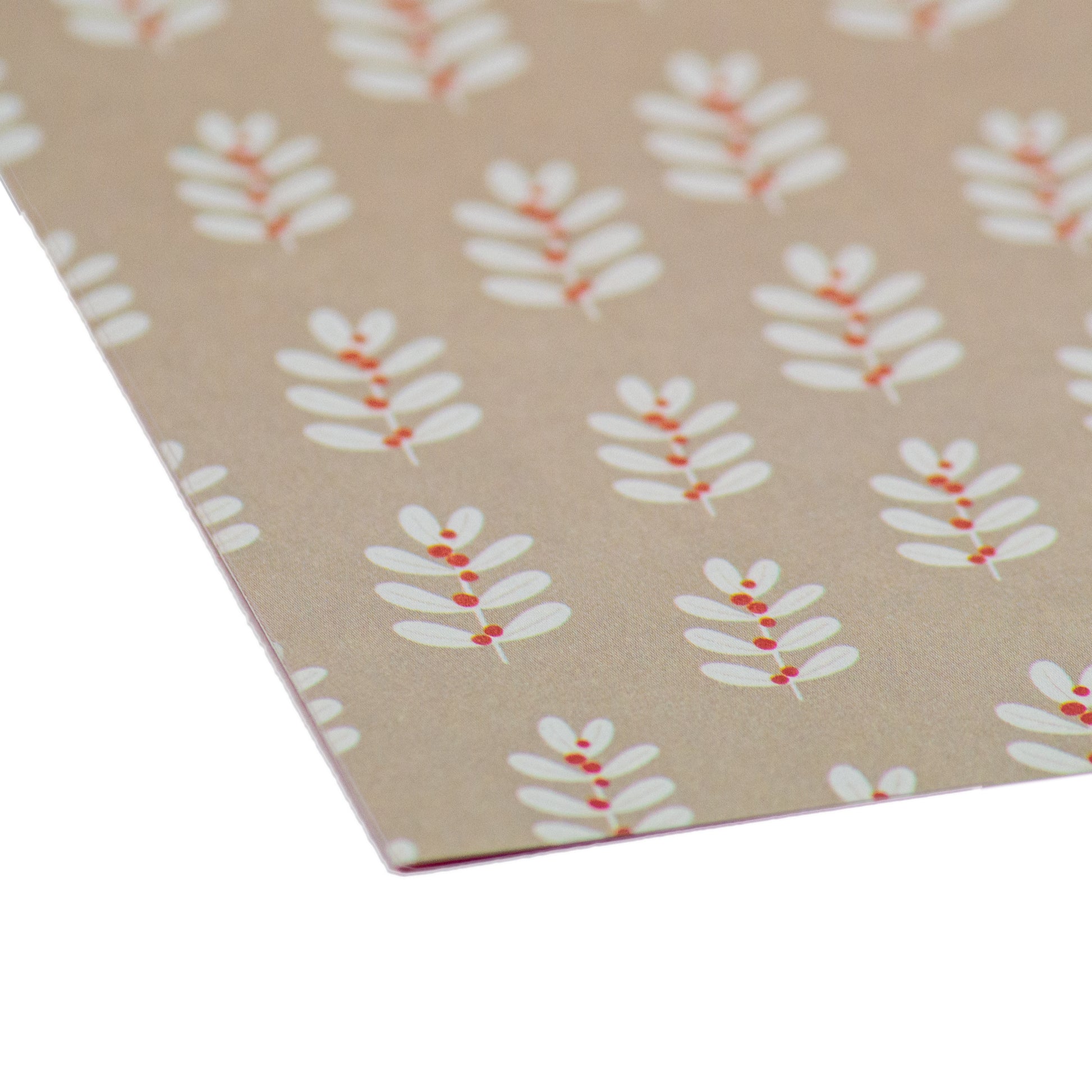 Makroaufnahme: Detailreiche Ansicht der zarten Zweige mit kleinen Früchten auf taupefarbenem Hintergrund des Helles Taupe Designerpapiers von Stanzi – perfekt für feine, kreative Details.