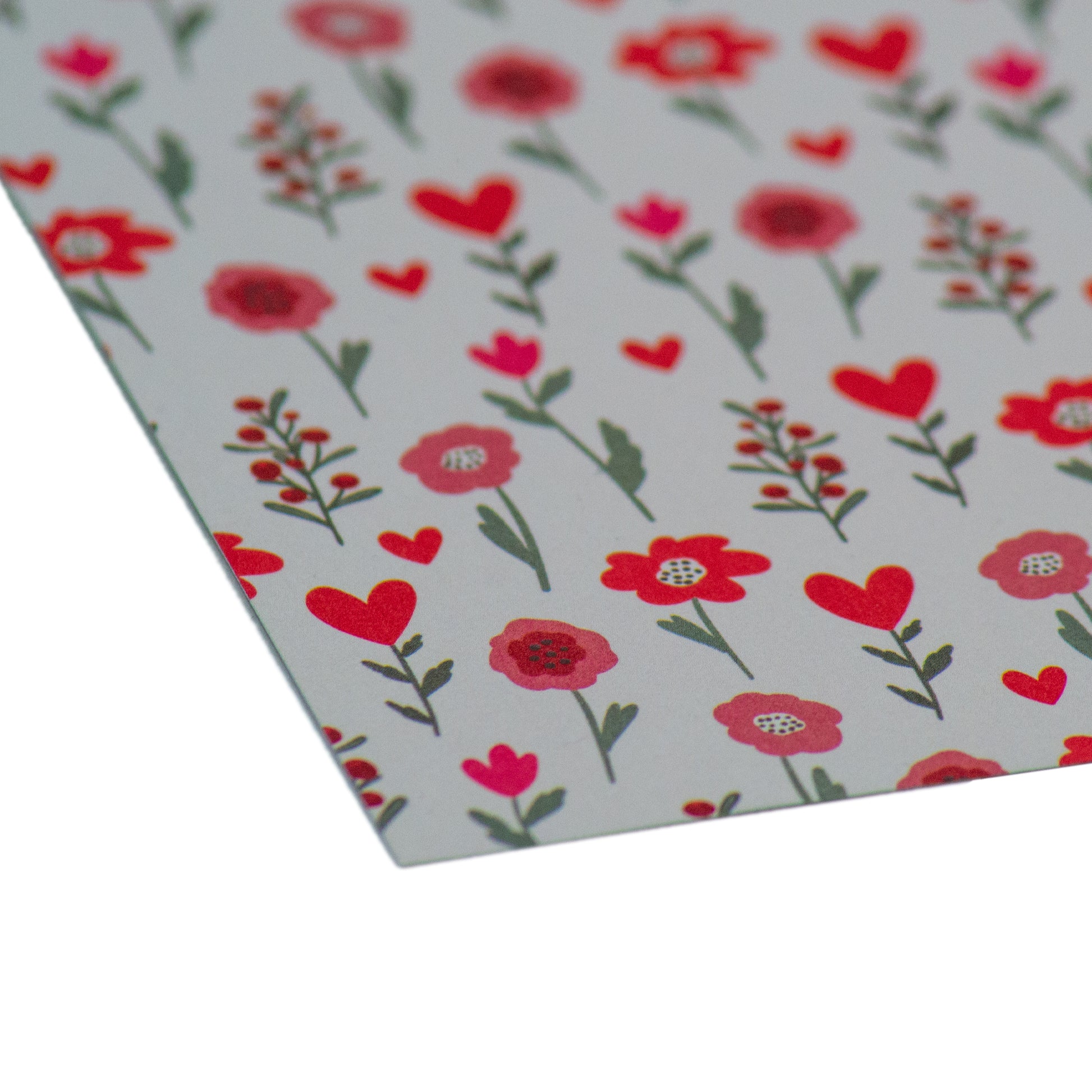 Makroaufnahme: Detaillierte Ansicht der romantischen roten Blumenwiese mit Herzen auf dem weißen Hintergrund von Stanzi's weißem Designerpapier.