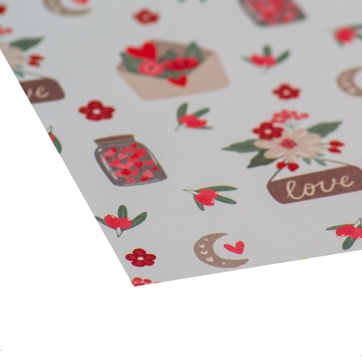 Makroaufnahme: Detailreiche Ansicht der romantischen Liebesgrüße – Blumen in einem Umschlag, Liebesbriefe und das Wort 'Love' auf weißem Hintergrund. Ein inspirierendes Element des Designerpapiers mit romantischen Botschaften von Stanzi.