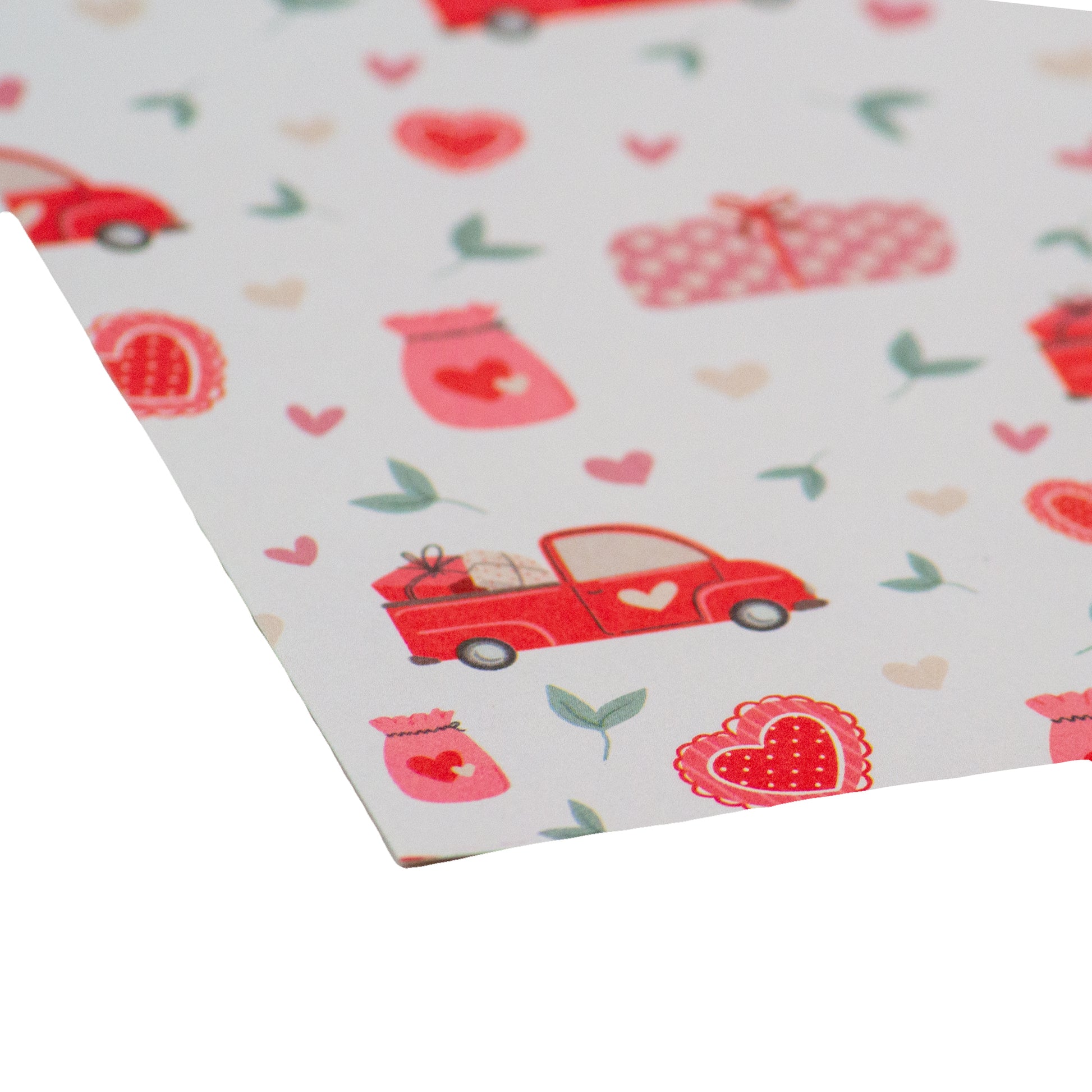 Makroaufnahme: Detailreiche Ansicht der verspielten Szene mit vielen kleinen Autos, die Geschenke transportieren, auf weißem Hintergrund. Ein inspirierendes Element des Designerpapiers 'Auto mit Herz' von Stanzi.