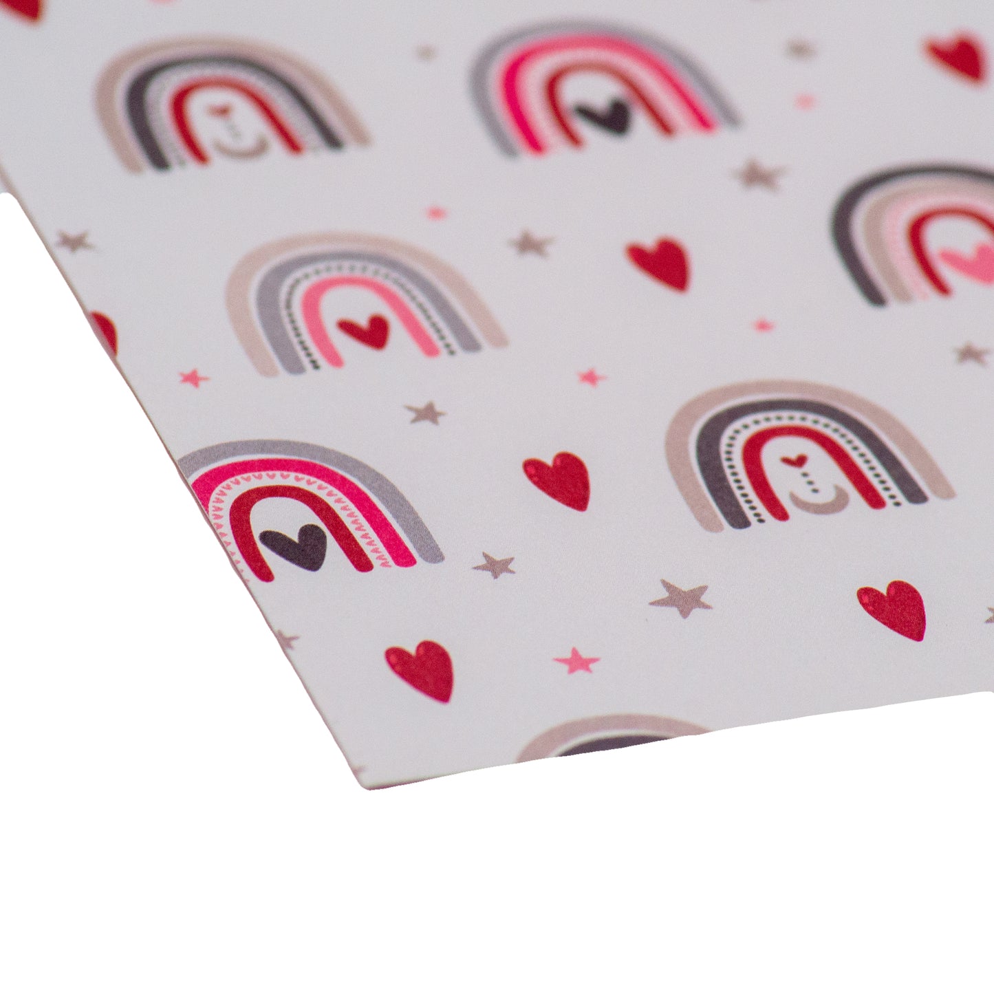 Makroaufnahme: Detailreiche Ansicht des liebevollen Regenbogens mit kleinen Herzen und Monden auf dem Hintergrund von leuchtendem Pink zu zartem Weiß. Ein inspirierendes Element des Designerpapiers 'Liebevoller Regenbogen' von Stanzi