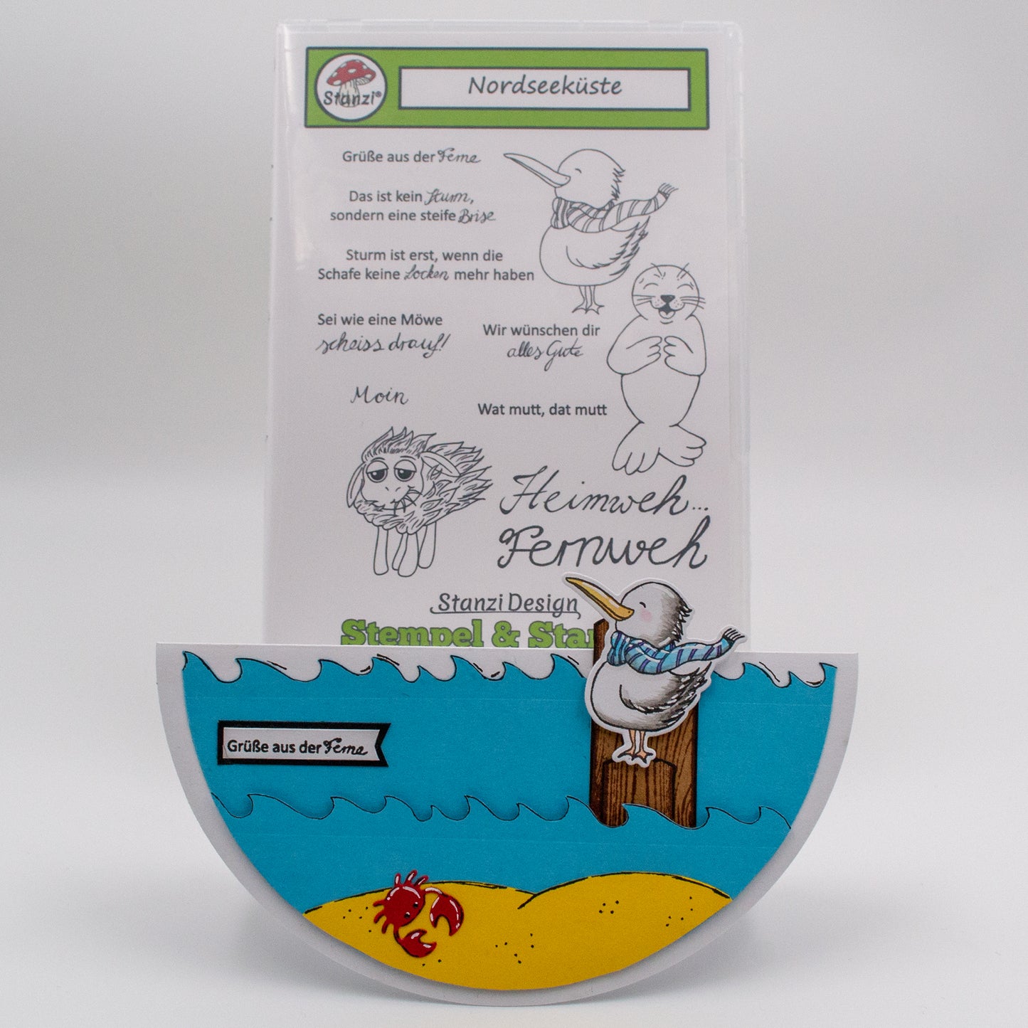 Beispiel-Grußkarte mit Möwenmotiv aus dem Stanzi® Bastelset – Case im Hintergrund sichtbar