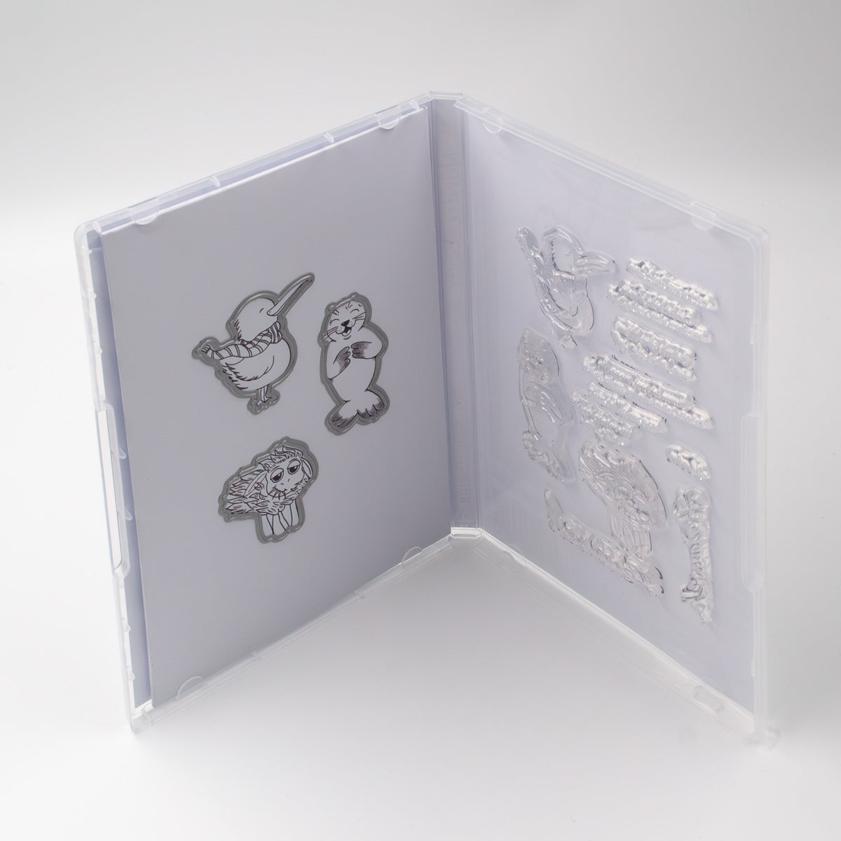 Geöffnetes Stanzi® Premium-Bastelset mit Clear Stamps und Stanzschablonen – Top-Down-Aufnahme im 45°-Winkel