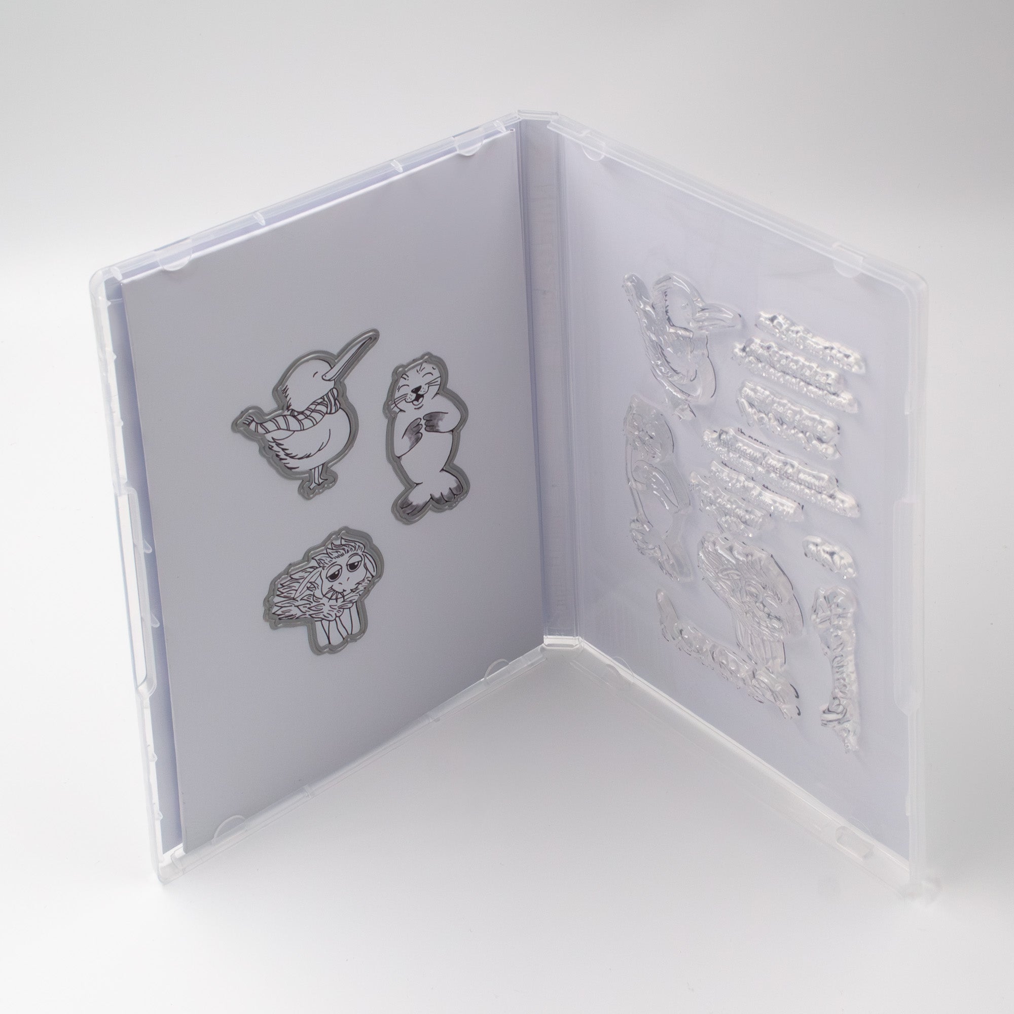 Geöffnetes Stanzi® Premium-Bastelset mit Clear Stamps und Stanzschablonen – Top-Down-Aufnahme im 45°-Winkel