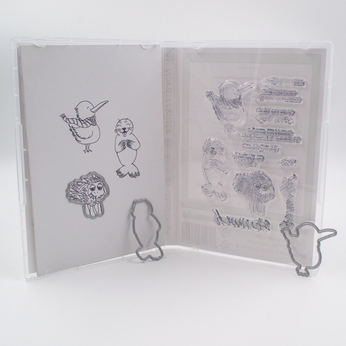 Geöffnetes Stanzi® Premium-Set mit Stanzschablonen auf Magnetpapier und Clear Stamps im Case