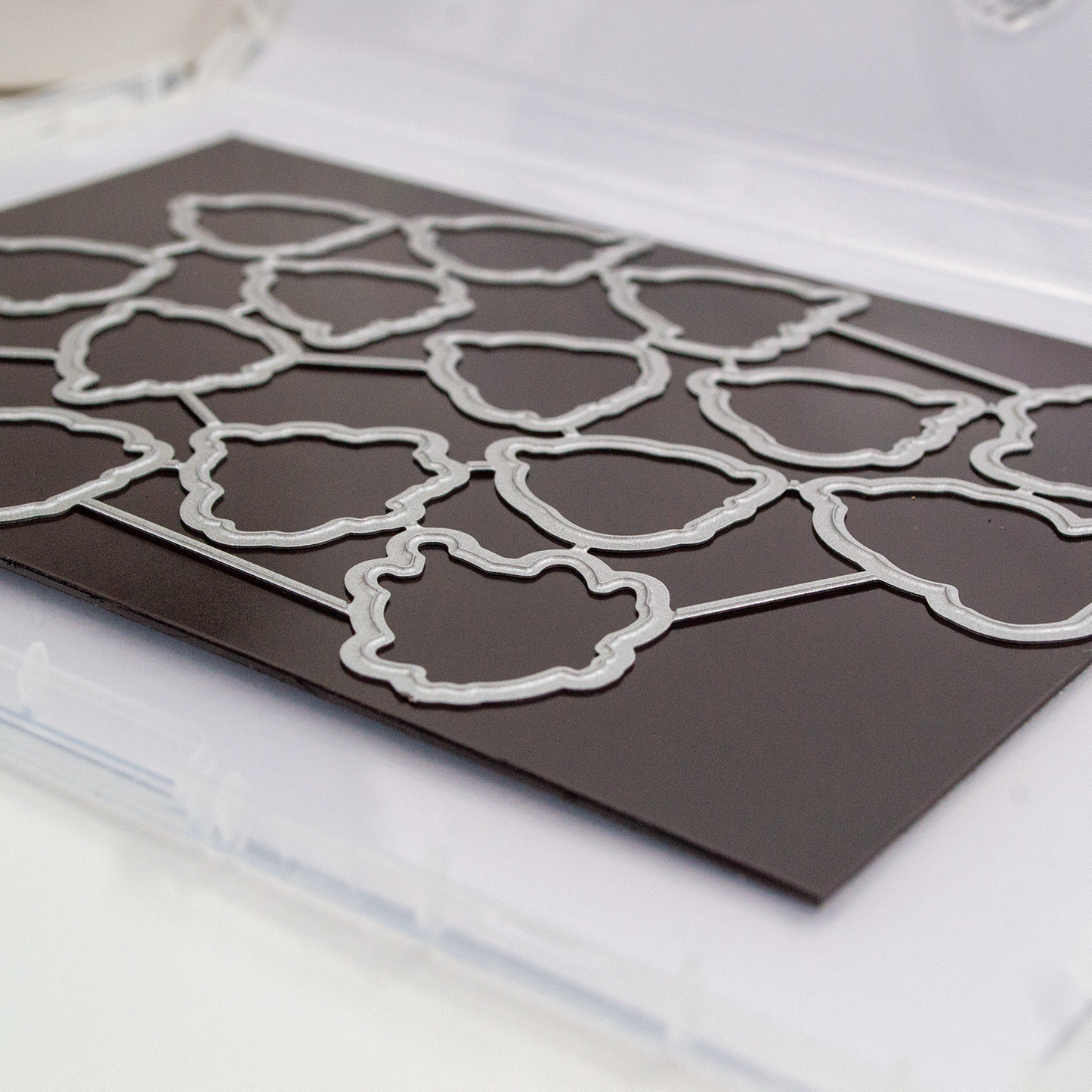 Nahaufnahme der Küken Stanzschablonen auf Magnettafel