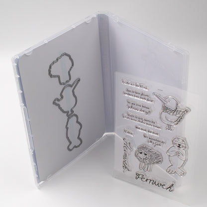 Geöffnetes Stanzi® Bastelset in der Standardversion mit Clear Stamps und Stanzschablonen – Top-Down-Ansicht