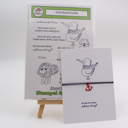 Grußkarte mit Möwenmotiv aus dem Stanzi® Bastelset im Fokus – Case im Hintergrund sichtbar