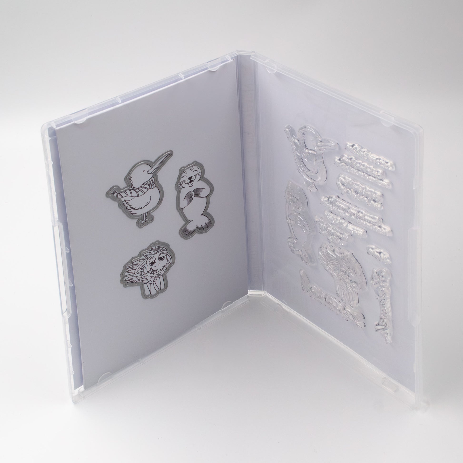 Geöffnetes Stanzi® Premium-Bastelset mit Clear Stamps und Stanzschablonen – Top-Down-Aufnahme im 45°-Winkel