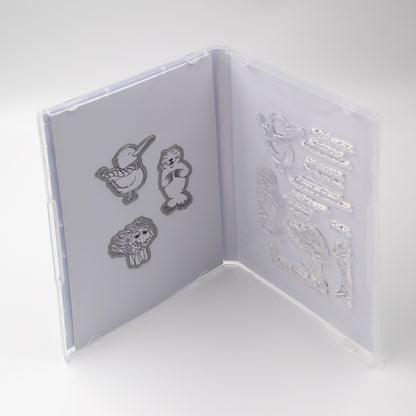 Geöffnetes Stanzi® Premium-Bastelset mit Clear Stamps und Stanzschablonen – Top-Down-Aufnahme im 45°-Winkel