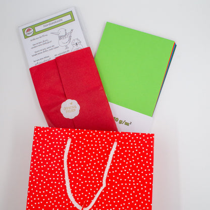 Detailaufnahme des verpackten Stanzi® Premium-Bastelsets mit Geschenktüte