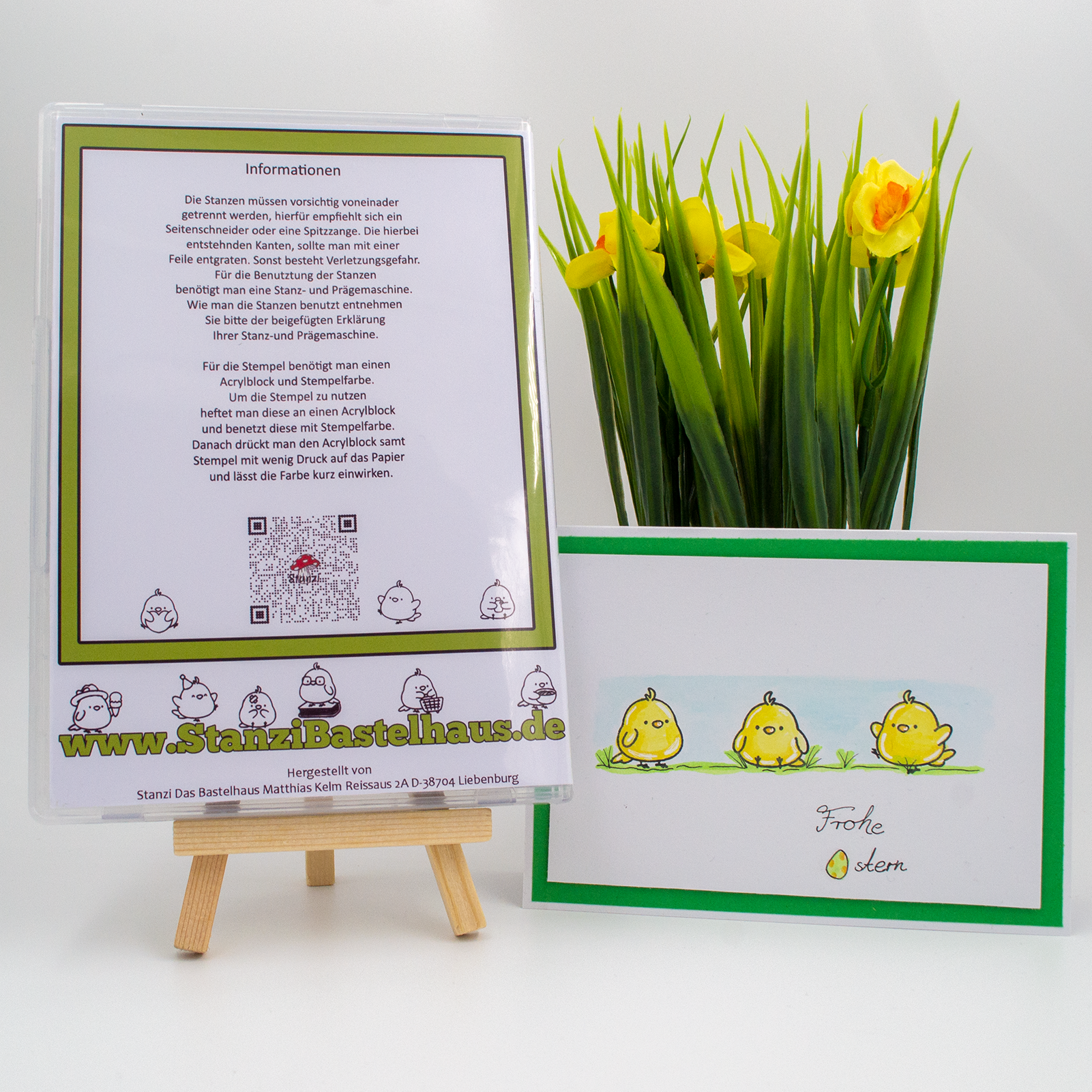 Rückseite des Küken Silikonstempel-Sets auf Staffelei, selbstgemachte Karte und gelbe Blumen im Hintergrund